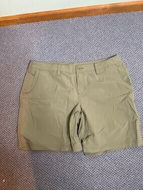 Ascend Women’s Khaki Shorts size 14